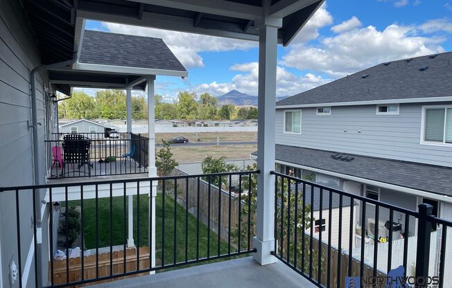 2 beds, 1 bath, $1,575