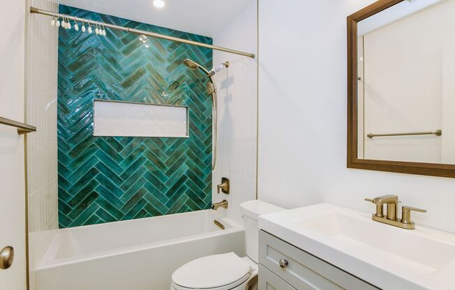 Discover this well-appointed 2-bedroom, 2-bath condo in Lake Forest