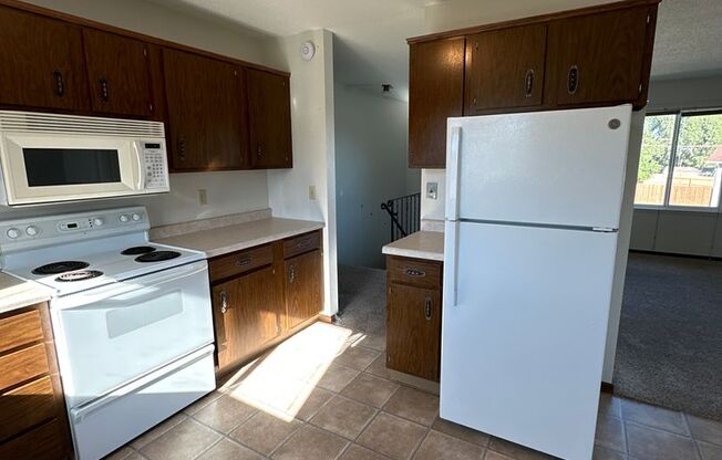 3 beds, 1 bath, $1,150, Unit EQM-1063