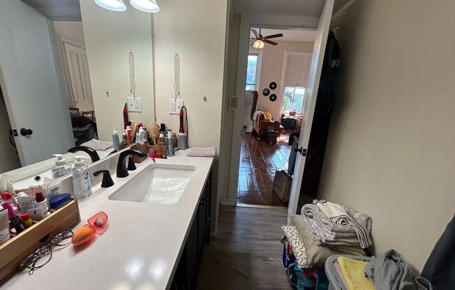 Studio, 1 bath, $1,095