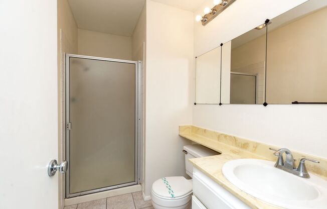 *** MUST SEE 2/2.5 TOWNHOME WITH TWO CAR GARAGE! PET FRIENDLY! ***