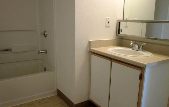 1 bed, 1 bath, 672 sqft, $537, Unit BW0221