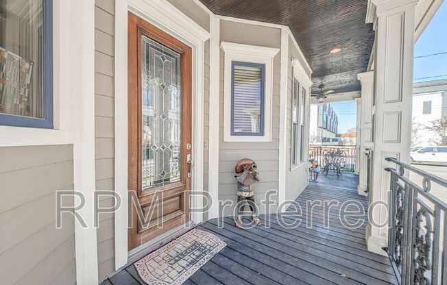 1126 W 17 ST