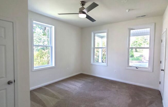 3 beds, 1 bath, $1,800, Unit 5511 Carter Ave. Unit 1