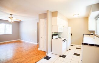 John's Landing 2Bdr/1Bath Garden Apt. w/Detached Garage!