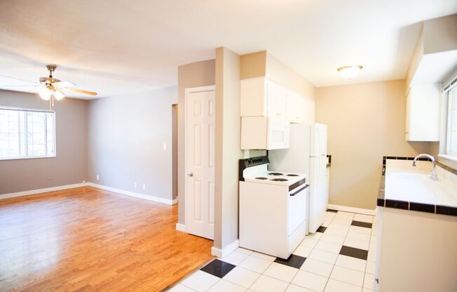 John's Landing 2Bdr/1Bath Garden Apt. w/Detached Garage!