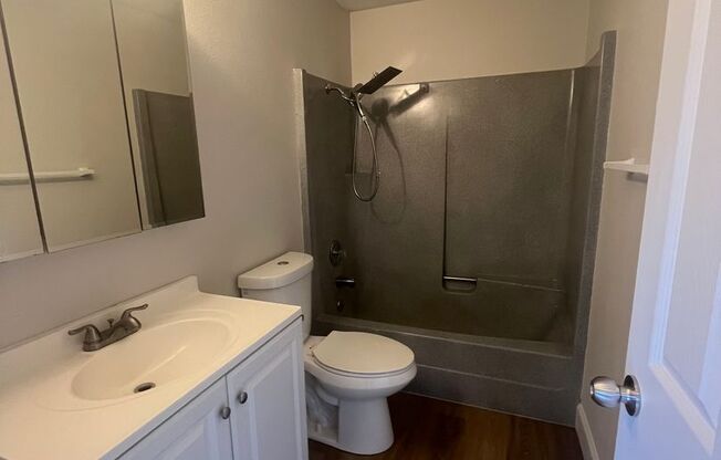 2 beds, 1 bath, $1,595