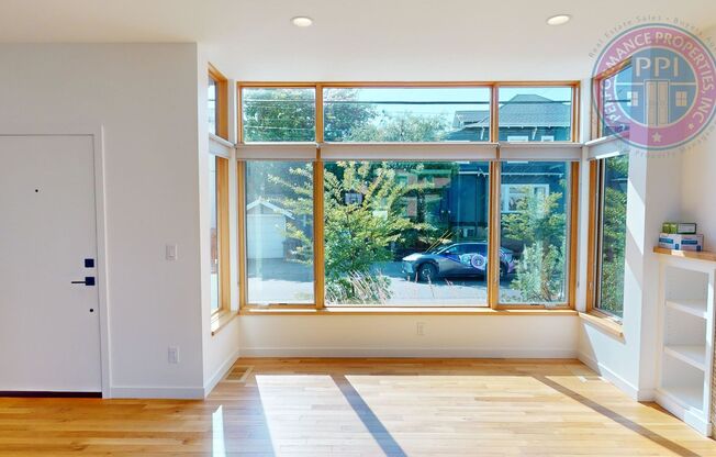 STUNNING MODERN SE PORTLAND TOWNHOME! 2 Bedrooms + Spacious Loft | Oversized Patio | Cozy Fireplace | $0 Upfront Security Deposit Option with Rhino!