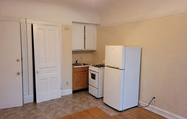 Studio, 1 bath, $675, Unit 8