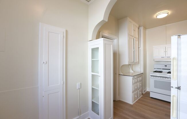 Lovely, light filled studio with lots of closet space. (171 Montecito Ave #206)