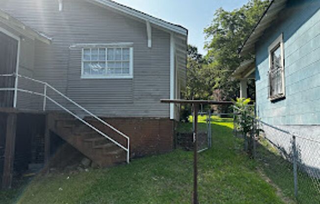 3 beds, 1 bath, $1,100