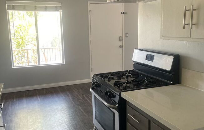 1576 LOCUST AVE