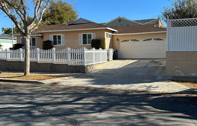 CORNER LOT 3 BEDROOM/ 1 BATH HOUSE IN REDONDO BEACH FOR LEASE