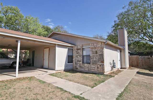 Spacious 3 Bedroom, 2 Bath Duplex in Prime North Austin Location!