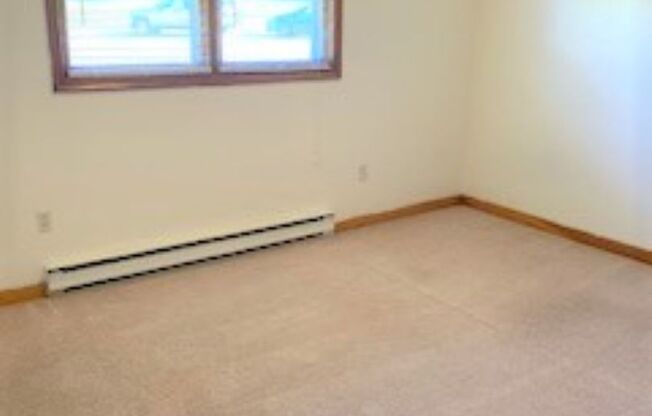 2 beds, 1 bath, 903 sqft, $1,210, Unit I-5