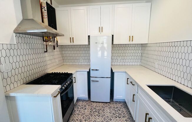 Studio, 1 bath, $1,995, Unit 1614 W Sunset Blvd #4