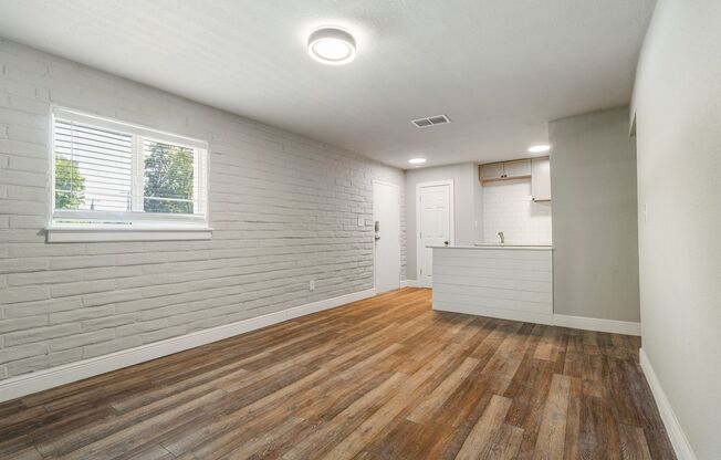 1 bed, 1 bath, 650 sqft, $895, Unit White Oaks #E