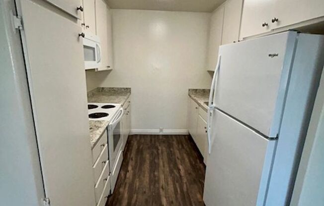 Spacious 2 Bed / 2 Bath Upstairs Apartment in Lemon Grove