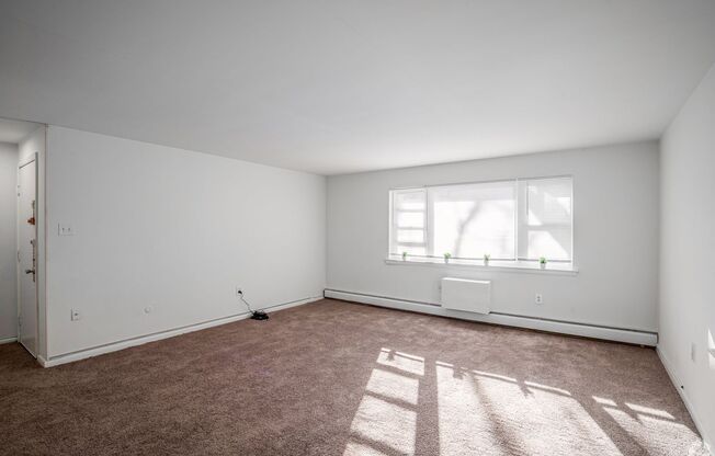 2 beds, 1 bath, 925 sqft, $1,419, Unit J01