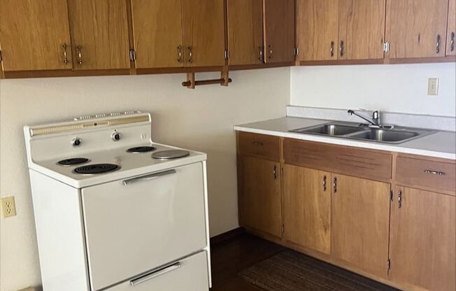 Studio, 1 bath, 460 sqft, $600, Unit 9