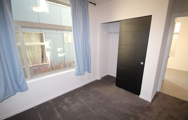 LUXURY BALLARD TOWNHOME W HIGH END FINISHES, VIEWS & EASY COMMUTE!