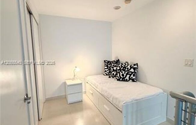 1 bed, 1.5 baths, $3,100, Unit # 206