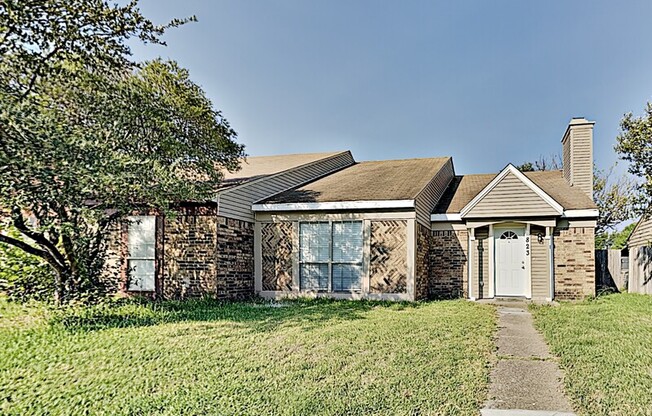 823 VERSAILLES ST