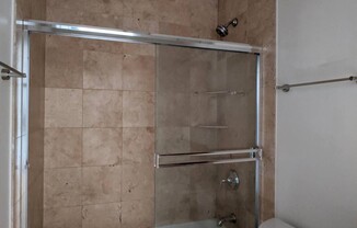 625 W Wrightwood 202