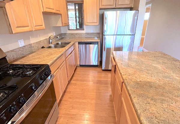 2 beds, 1.5 baths, 950 sqft, $4,195