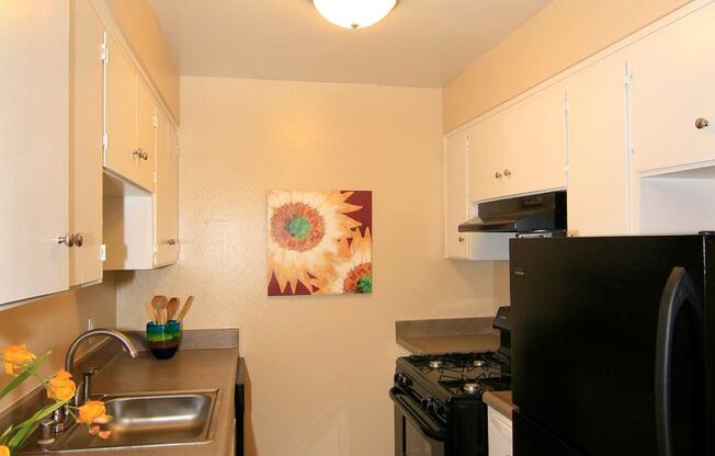 2 beds, 1 bath, 875 sqft, $1,575, Unit 32-37
