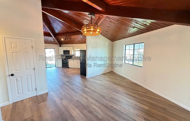 4213 W CHEYENNE DR