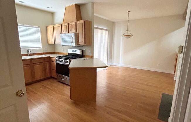 Elegant 3 Bed + Loft + Bonus End Unit in Rosewood Commons – 3-Car Garage, Prime Location