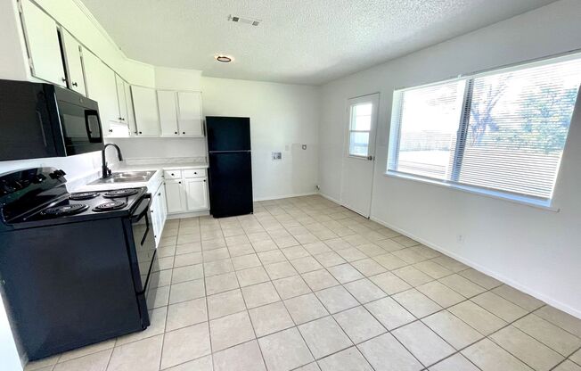 3 beds, 1 bath, $1,100