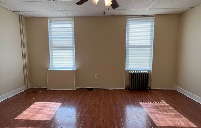 3 beds, 1 bath, $1,800, Unit 2