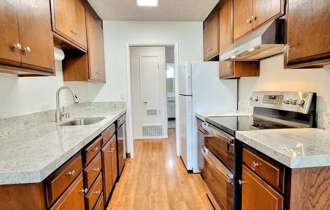 Spacious Second Floor 1bd Condo in Great Parkview West Community