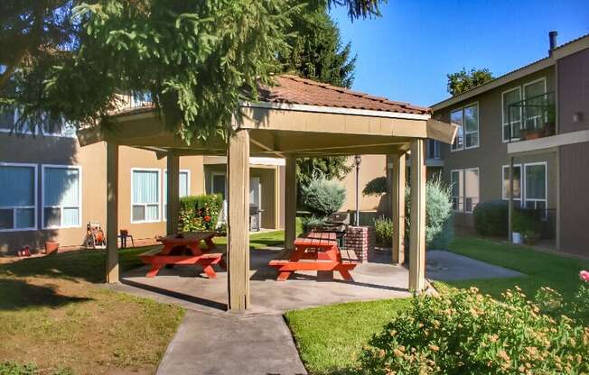 Northpoint Apartments Gazebo and Picnic Benches