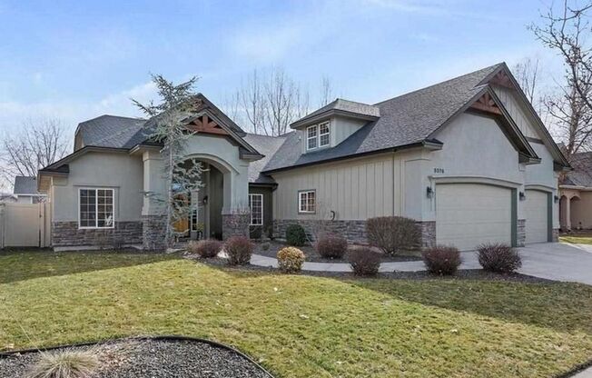 Beautiful 4 bedroom/3 full bath with Large Guest quarters in Vienna Woods