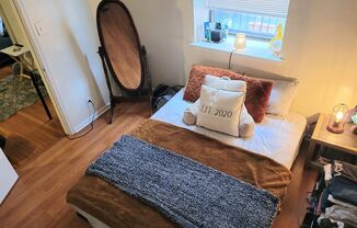 Cozy 1BR located just off of Clark Park with Central Air