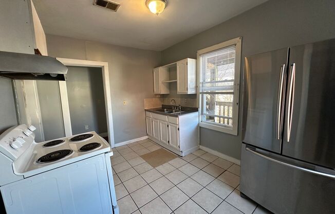 4 beds, 1 bath, 1,694 sqft, $1,900, Unit 216 Pine St - 2nd Floor