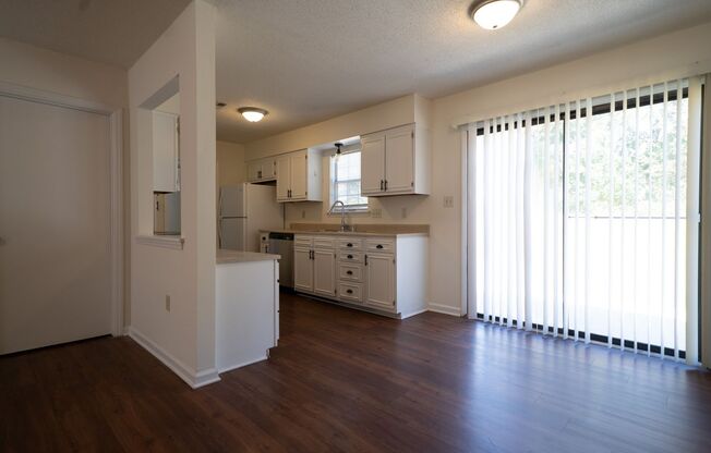 Billy Graham/I85 area -Two story 3 bed, 2 1/2 bath