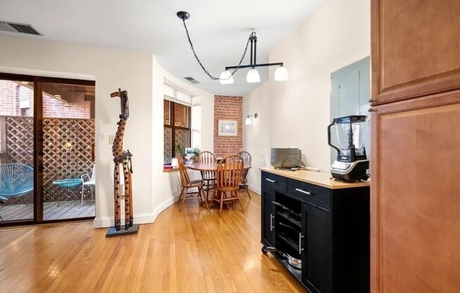 2 beds, 1 bath, 851 sqft, $4,000, Unit 307
