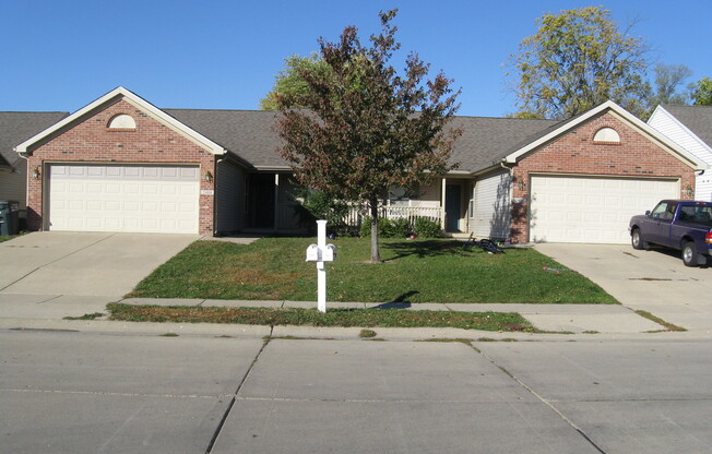 Spacious 3bed/2bath duplex in quiet community with many nice features