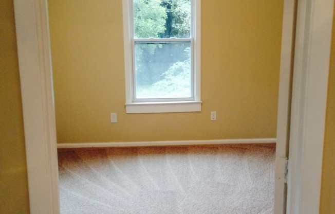 3 Bedroom 2 Bathroom JUST RENOVATED Lawncare Included/Granite Countertops