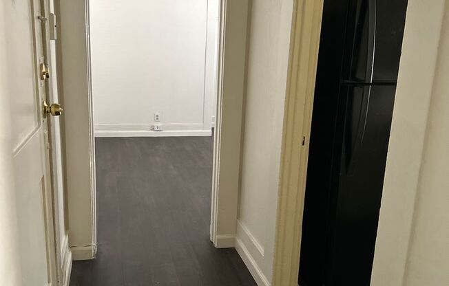 Studio, 1 bath, 550 sqft, $1,400, Unit 103