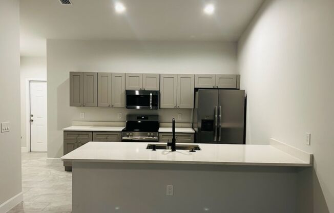 4608-4610 SW 8th Ct