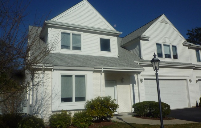 900 W ROXBURY PKWY