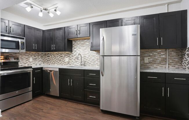 2 beds, 1 bath, 825 sqft, $1,015, Unit 3902 #01