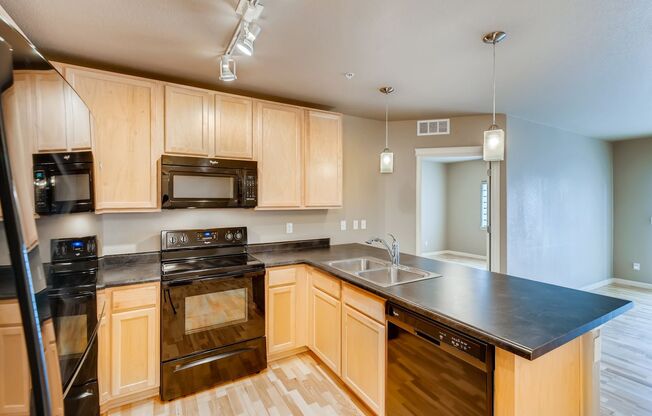 Spacious 2 Bed 2 Bath Condo in Highlands Ranch!!