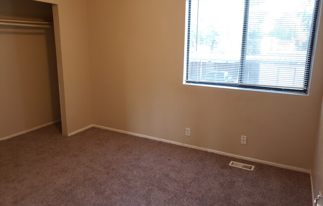 2 beds, 1 bath, 986 sqft, $1,200, Unit 04