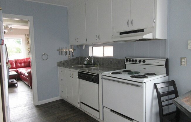 2 beds, 1 bath, $2,000, Unit R72 1/2 -lower